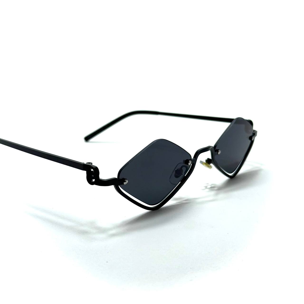Gucci V-Cut Sunglasses – Bold Angles, Elite Style