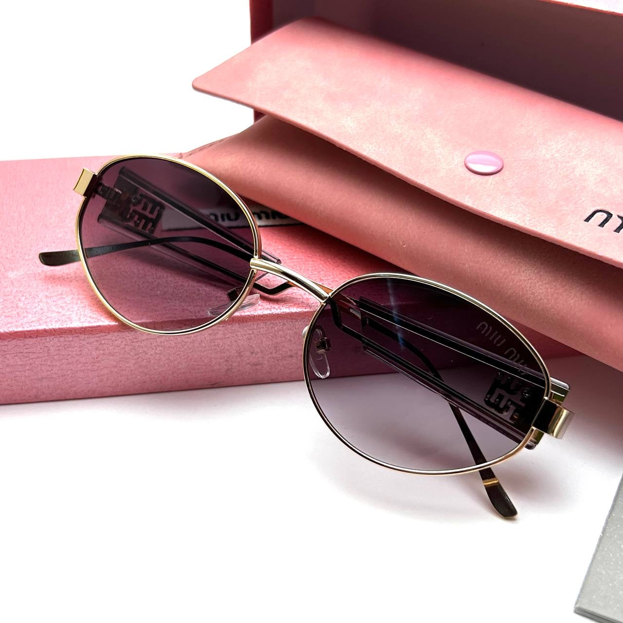 Miu Miu SMU06Y – Oval Gradient